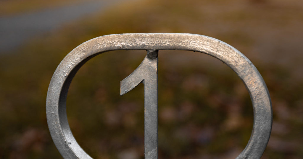 Nummer Eins geschmiedet als Paltzmarkierung