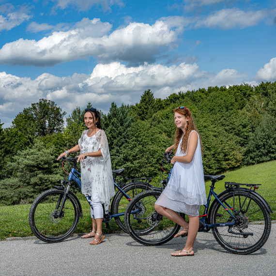Zwei Damen mit Fahrräder