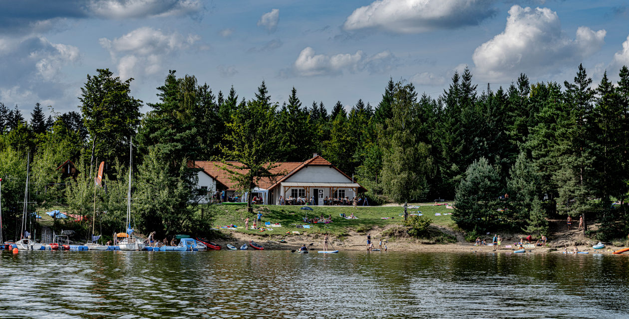 Badestrand und Bootsverleih am Camping Ottenstein