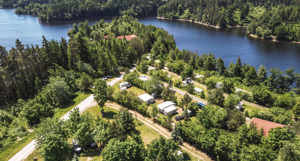 Stellplätze am Seecamp Ottenstein von oben fotografiert