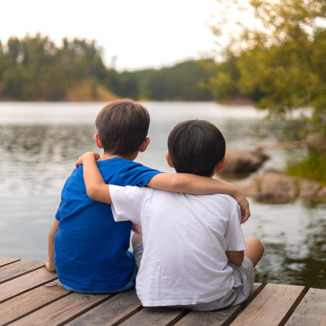 Zwei Jungs sitzen am Steg am Ottensteiner Stausee