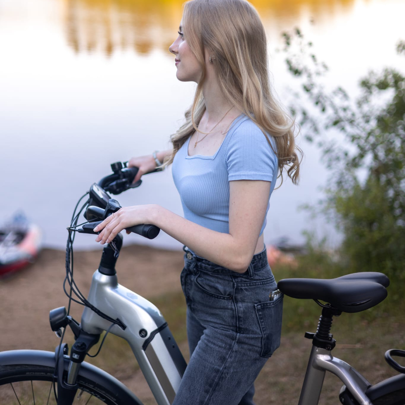 Junge Dame mit einem E-Bike beim Seecamp Ottenstein